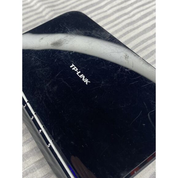 TP-LINK TL-SG1005D 5-Port Gigabit Desktop Switch Working - Picture 2 of 6